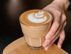 Minum Kopi dan Teh Setiap Hari Bikin Gigi Rusak, Ini Cara Mencegahnya