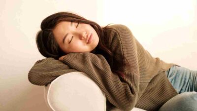 Jangan Lakukan Ini Kalau Mau Tidur Nyenyak! Tips Atasi Insomnia Tanpa Obat yang Terbukti Ampuh