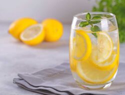 Minum Air Lemon Tiap Pagi: Benar-benar Detoks atau Cuma Tren Kesehatan Musiman? Bongkar Faktanya!