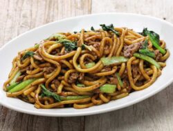 Bakmi Jawa vs Bakmi Cina: Beda Bumbu, Cara Masak, & Filosofi Rasa yang Bikin Penasaran!