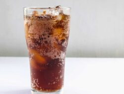 3 Minuman yang Jangan Dipesan saat Naik Pesawat, Saran dari Pramugari Langsung!
