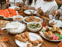 Bukan Cuma Nasi! 5 Kebiasaan Makan Orang Indonesia yang Aneh, Unik, tapi Bikin Ngiler!