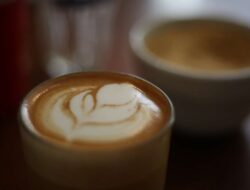 Dari Gula Aren ke Oat Latte: Evolusi Tren Kopi Anak Muda yang Terus Berubah