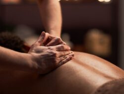 Stop Scroll, Saatnya Healing! Manfaat Pijat Refleksi untuk Gen Z yang Gampang Stres dan Burnout