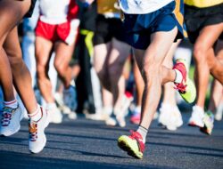 Wisata Olahraga: Kenapa Marathon, Triathlon, dan Yoga di Pantai Jadi Tren?