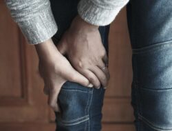 Banyak Gen Z Ngeluh Lutut Nyeri, Ternyata Ini Alasannya
