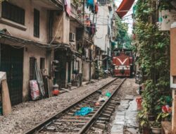 Kenapa Hanoi Train Street Tetap Ramai Turis Meski Ada Insiden Kereta Sambar Meja dan Kursi di Tepian