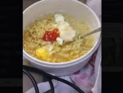 Viral Penumpang Masak Mie di Kereta Pakai Panci Listrik